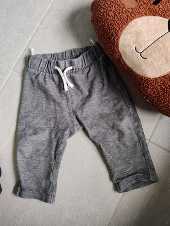 Pantalon c&a gris 6/9m