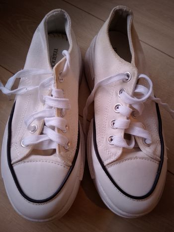 Paire de baskets Manoukian style Converse, pointure 38 en très bon état confortable et chic de couleur blanche.