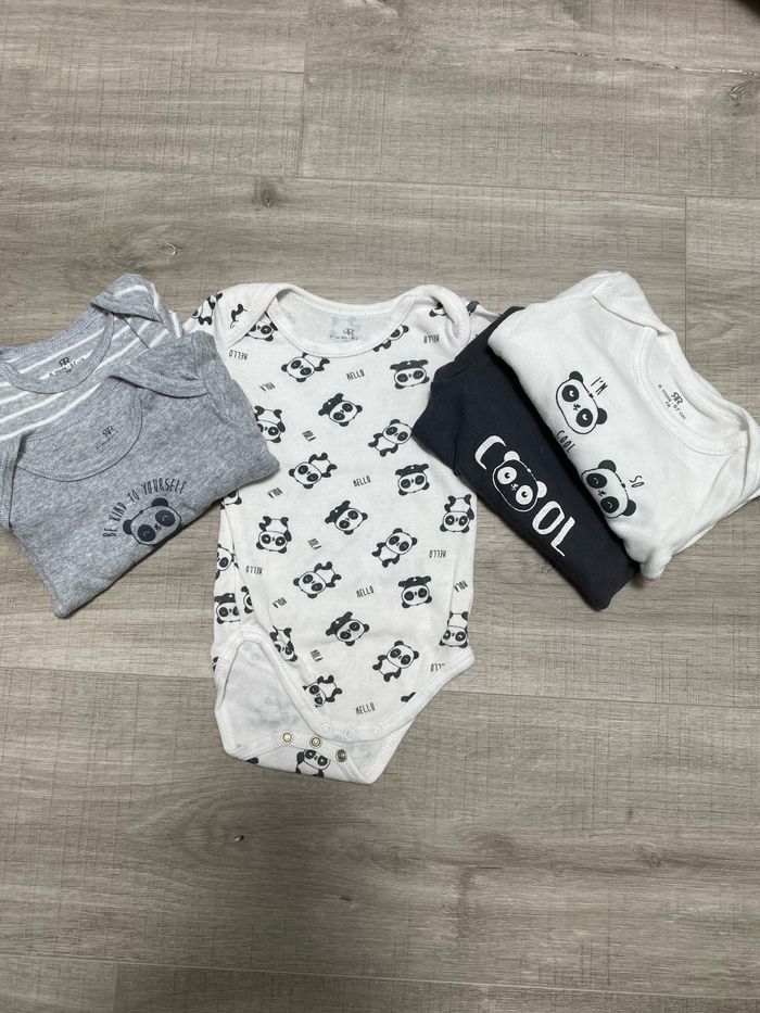 Lot de 4 Bodys - 6 Mois