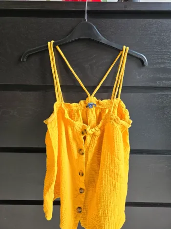 top jaune avec boutons Kiabi