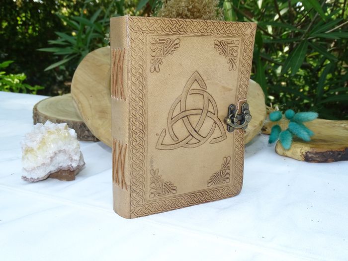 Grimoire cuir beige triquetra - photo numéro 4