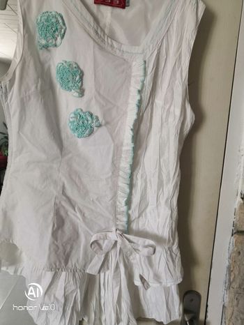 Tunique blanche avec couture turquoise