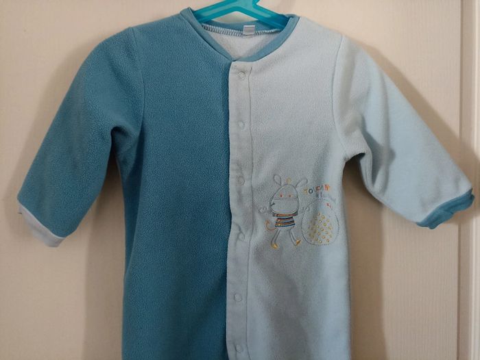 Sur-pyjama polaire bleu 9m quasi-neuf - photo numéro 2
