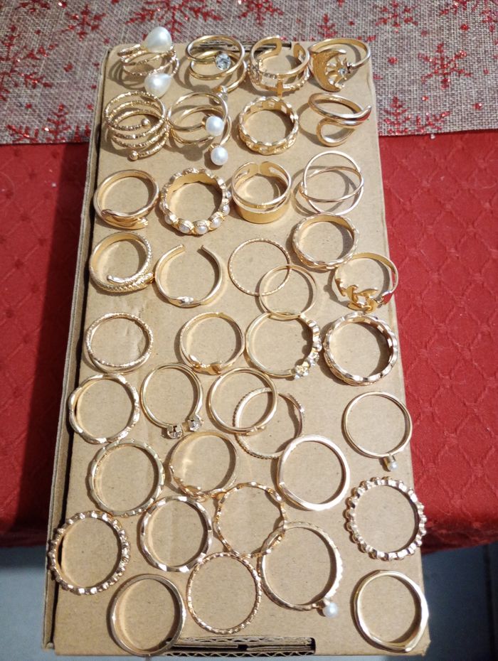 Lot de 38 bagues fantaisies neuves