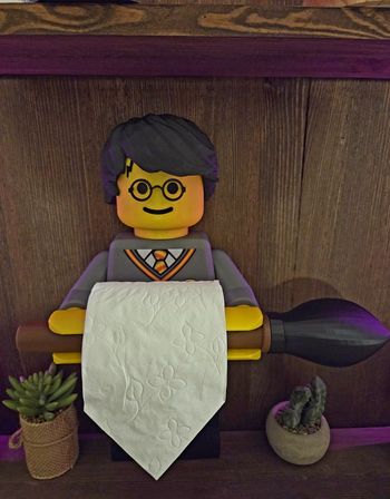 Porte Papier Toilette Harry Potter Brique – Support WC Magique avec Balai – Déco Fun Salle de Bain 