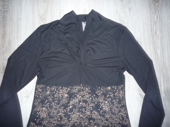 BLOUSE ML NOIRE ET MOTIFS MARRON "LADY CAPTAIN" - TAILLE 42 - n°02 - photo numéro 2
