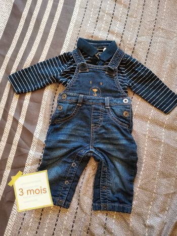 Salopette en jean et son polo assorti