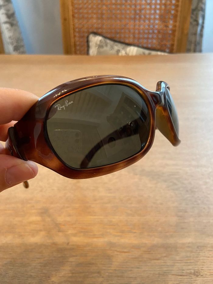 Paire de lunettes de soleil Ray-Ban brun foncé écaille modèle RB 4062 642/71 - photo numéro 7