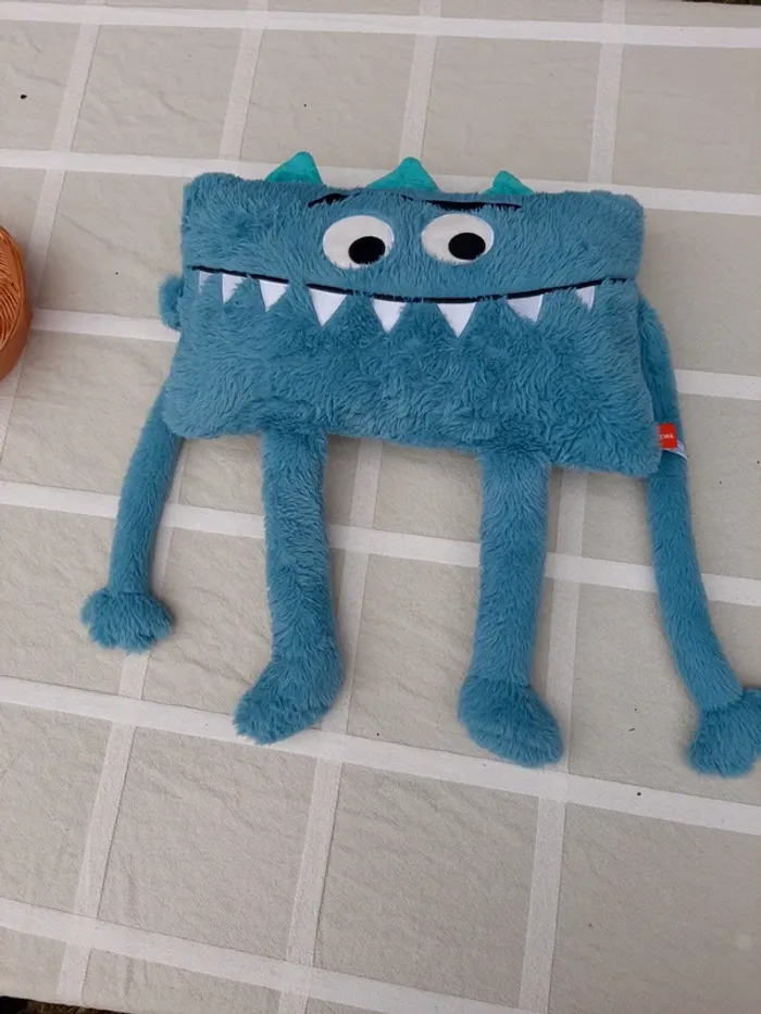Peluche coussin monstre