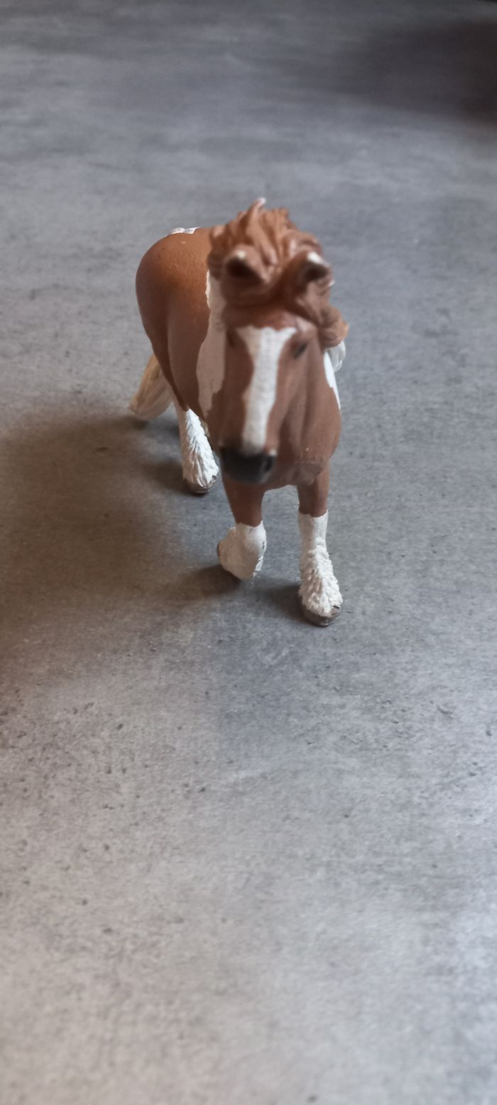 Cheval marron et blanc Schleich