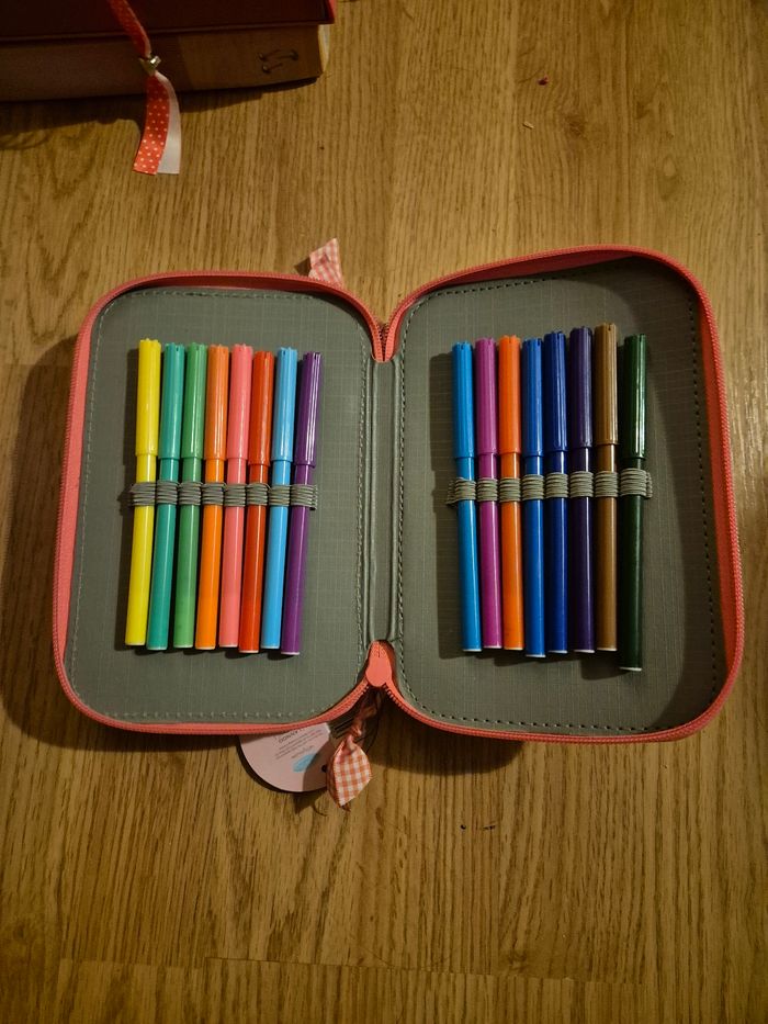Trousse pour écrire et dessiner NEUF - photo numéro 2