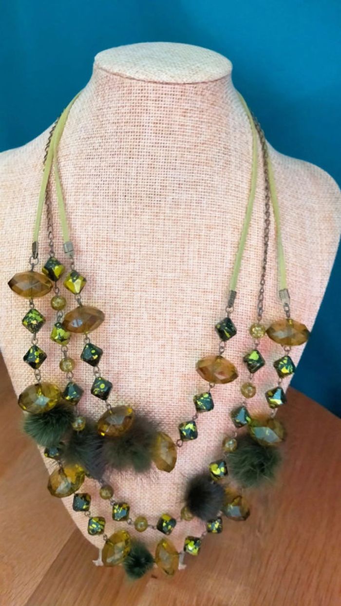 Collier fantaisie original – Vert olive & ambre – Pompons et perles mouchetées - photo numéro 2