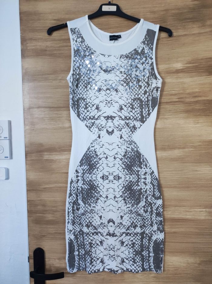Robe moulante courte bodyflirt taille 34 beige sequins