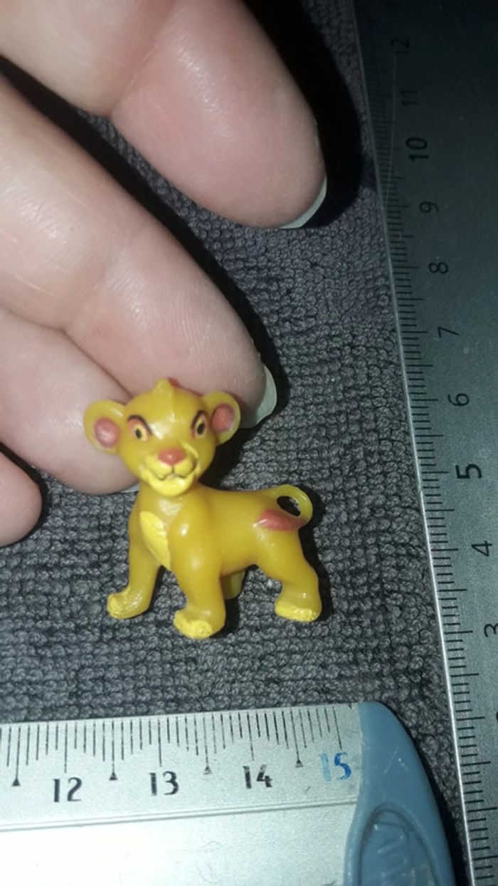 Roi lion figurine