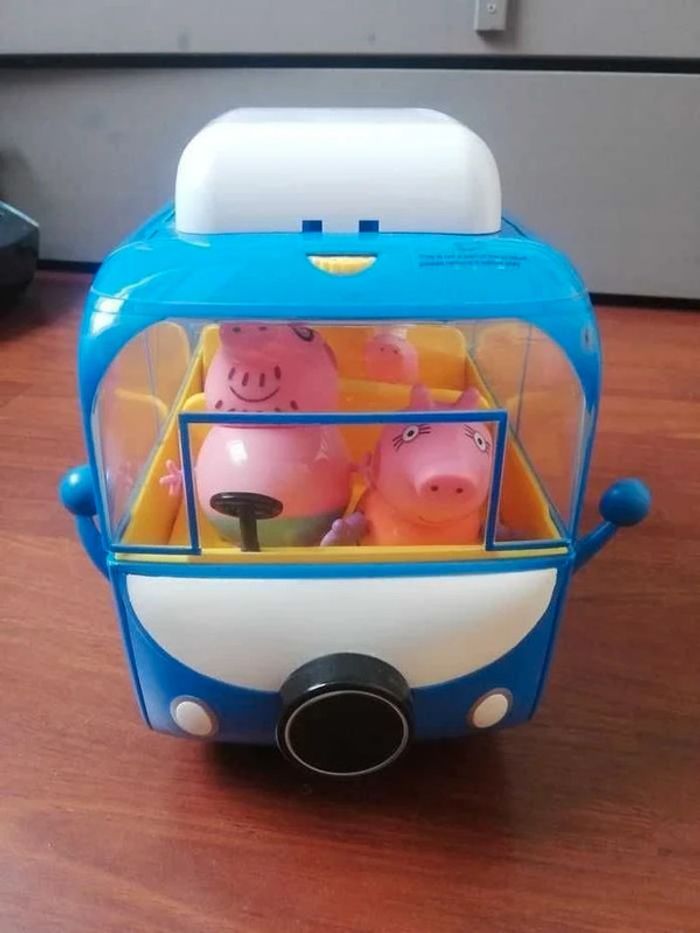Camping car bleu Peppa Pig avec accessoires et personnages 15€ - photo numéro 5