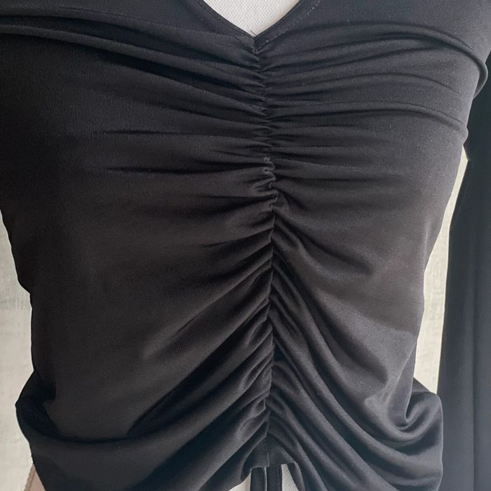 T-shirt noirs avec poignets volantes - photo numéro 2