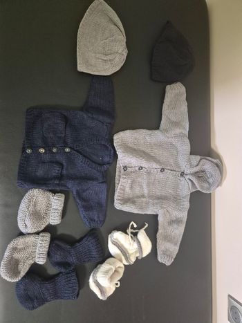Lot de gilets, bonnets et chaussons