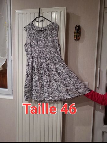 Robe taille 46 blanche à motifs noir