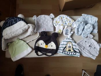 Lot 8 bonnets bébé