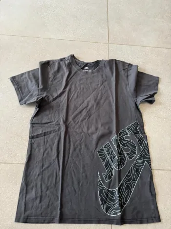 T-shirt gris Nike taille M, bon état