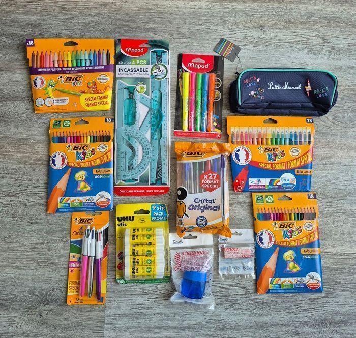 Lot fournitures scolaires stylos colle feutre crayon règle surligneur gomme taille crayon