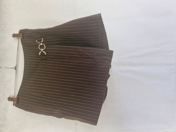 Jupe short 32 Pimkie Marron fines rayures blanches boucle décorative