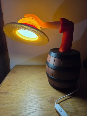 Lampe Anime Pirate Luffy LED 3D – Chapeau Lumineux – Veilleuse Manga Décor Gaming