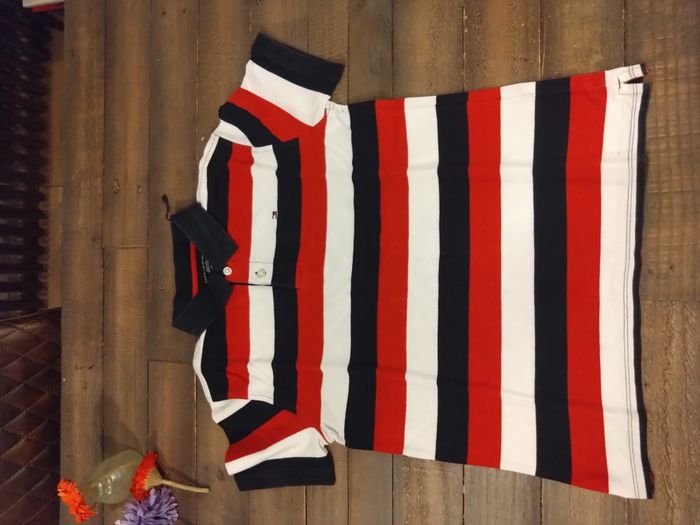 Polo Tommy Hilfiger rayé rouge, blanc et marine garçon 16-18 ans – Très bon état