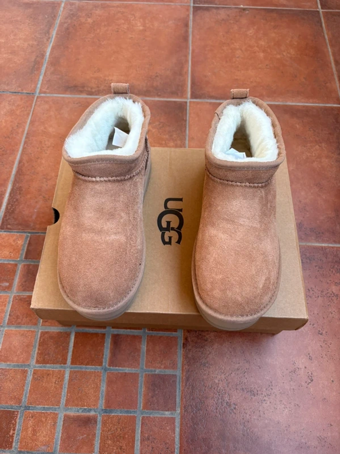 Bottes Ugg mini  taille 38 - photo numéro 4