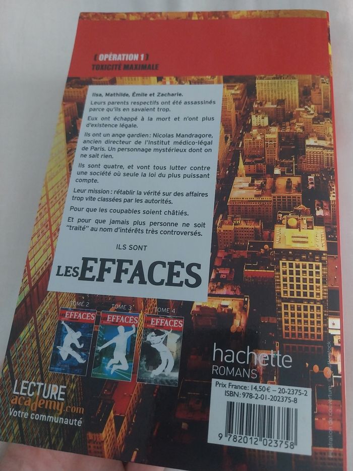 Roman Les Effacés tome 1 : Toxicité Maximale - Bertrand Puard - Hachette - Grand format - photo numéro 2