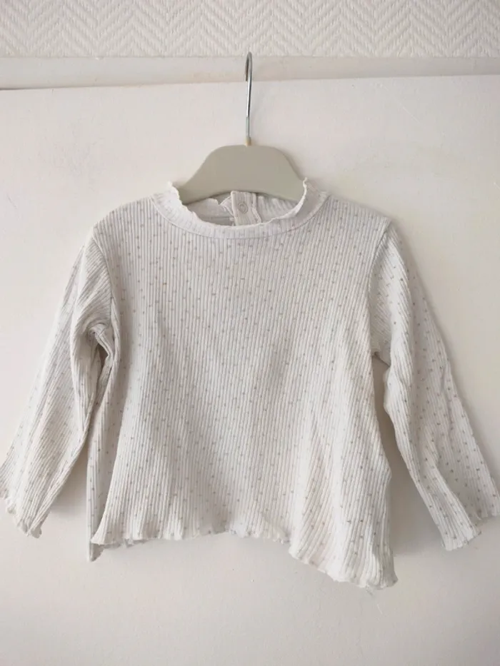 (a) t-shirt col roulé blanc à pois DPAM