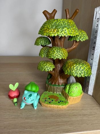 Figurine Pokémon avec décor