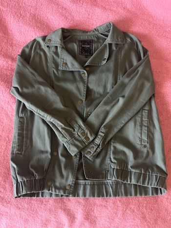 Veste kaki et motifs aztèques