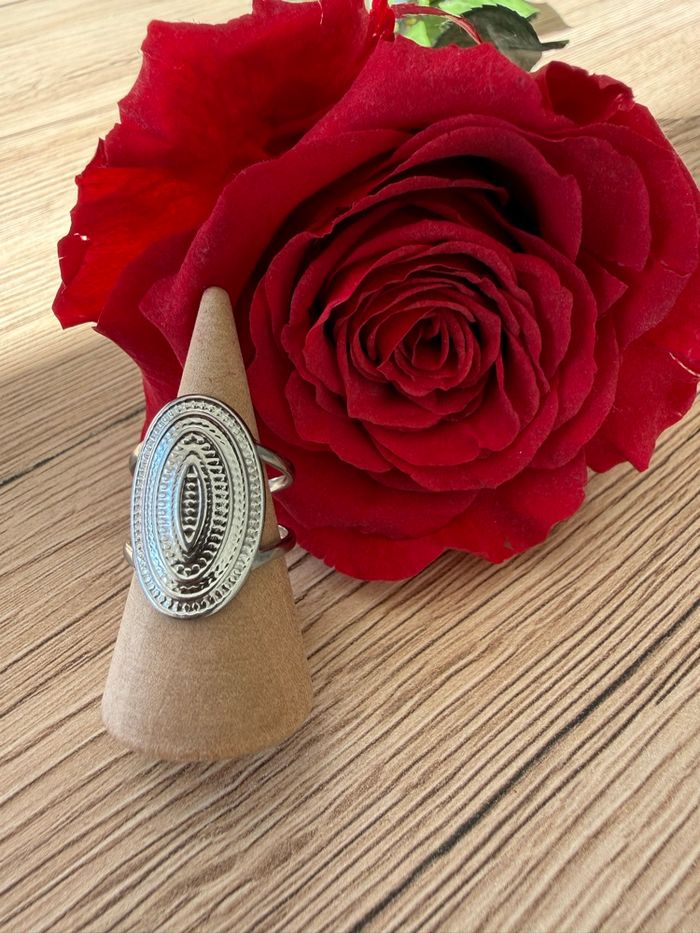 Bague argentée avec ovale martelé en acier inoxydable