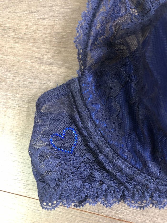 Très joli soutien gorge triangle Etam avec dentelle taille 90B bleu nuit - photo numéro 4