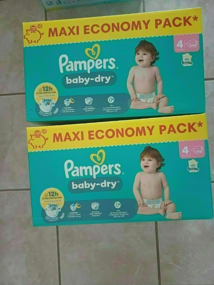 Deux cartons de couches pampers taille 4