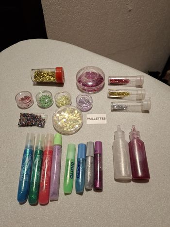 Beau lot paillettes et colles pailletées pour loisirs créatifs divers très bon état