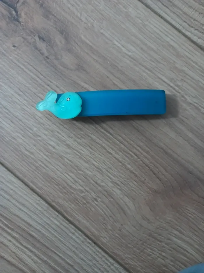 Barrette baleine bleu
