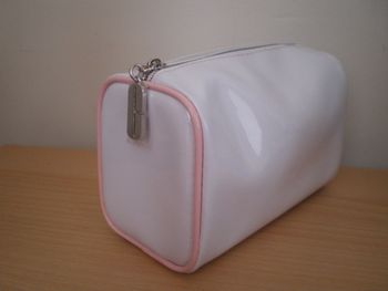 Trousse "Clinique", simili cuir blanc
