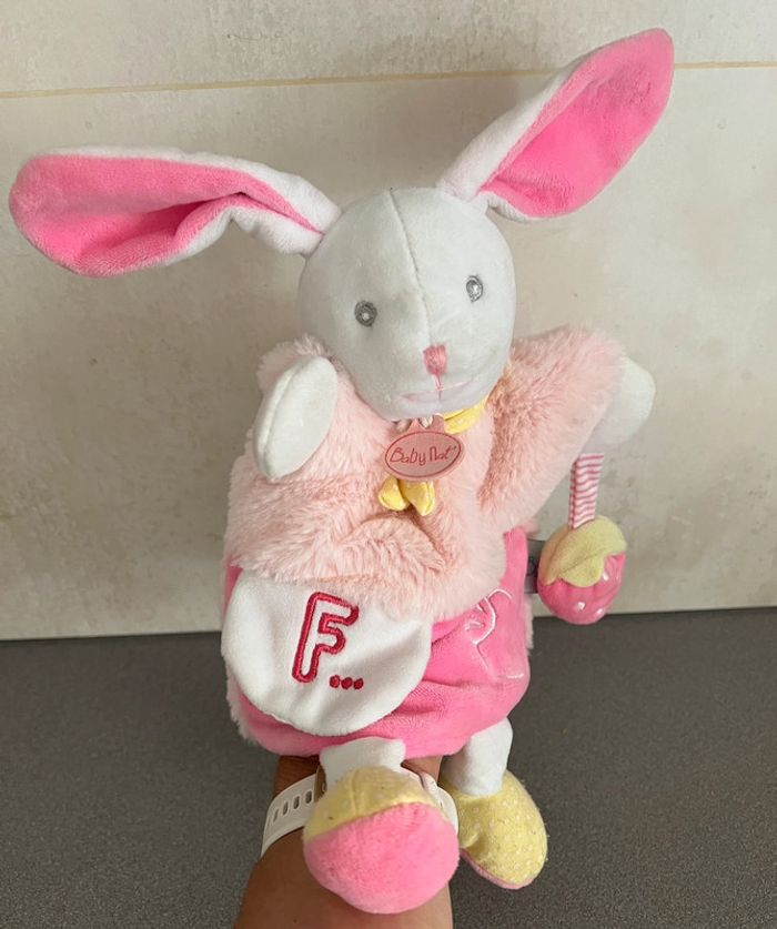Peluche doudou marionnette lapin rose fraise 🍓 Baby Nat’ - photo numéro 3