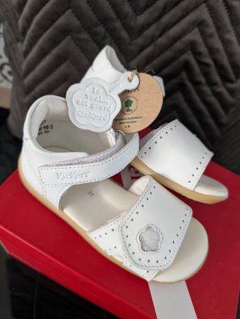 Sandales d'été fille en cuir tout doux et souple. Taille 25. Neuf. Kickers 