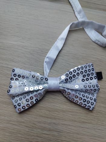 Nœud papillon blanc sequins argentés 