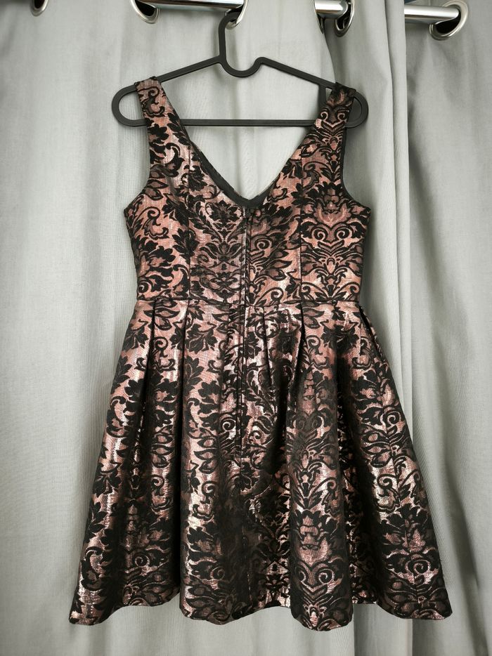 Robe de soirée courte et brillante Naf Naf décor baroque XS (34) - photo numéro 2
