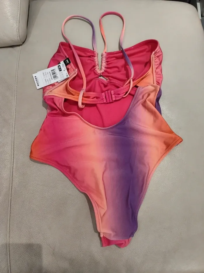 Maillot de bain neuf 95C - photo numéro 2