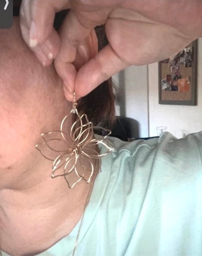 Boucles d’oreilles pendantes NEUVES pour femme forme de fleurs 🌼 couleur doré - photo numéro 2