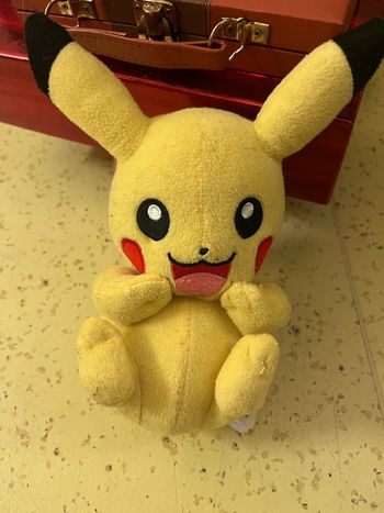 Peluche pikachu 2017