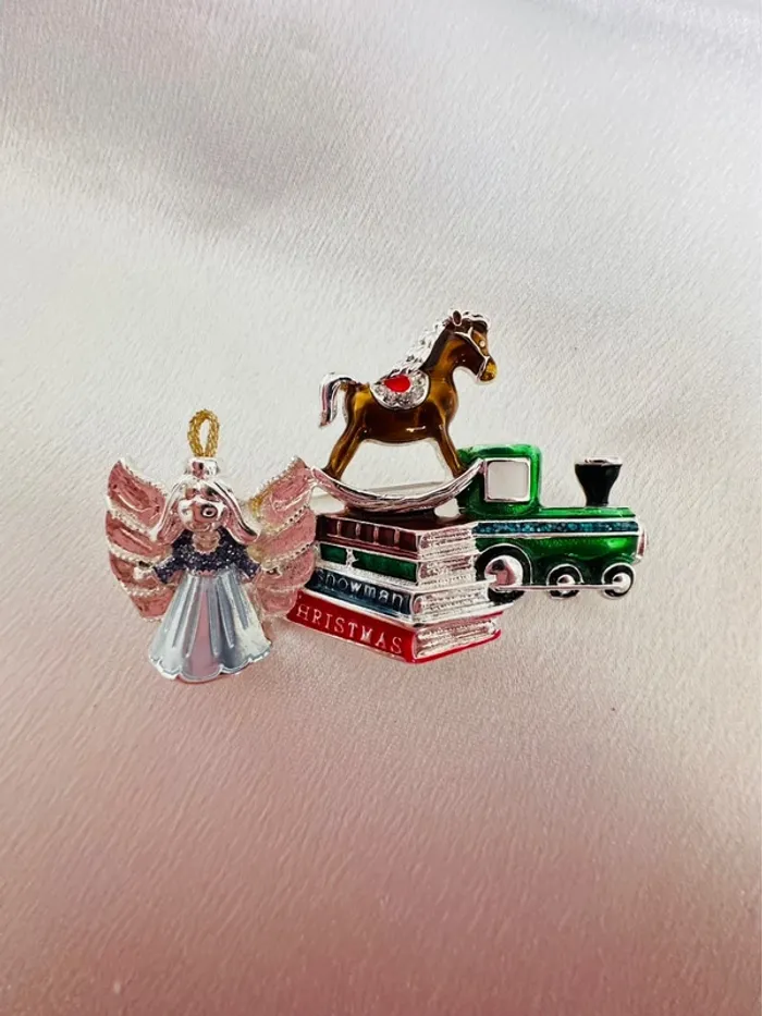 Broche vintage Napier en argent thème Noël – Ange, cheval à bascule & train - photo numéro 4