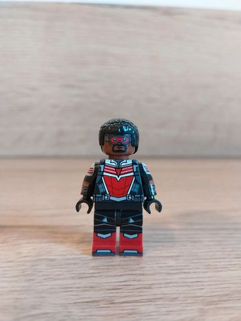 Figurine type lego Faucon Marvel