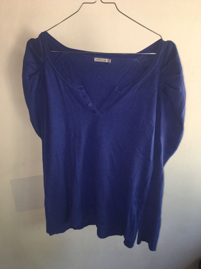 162 - Haut bleu roi à manches longues et épaules semi-bouffantes