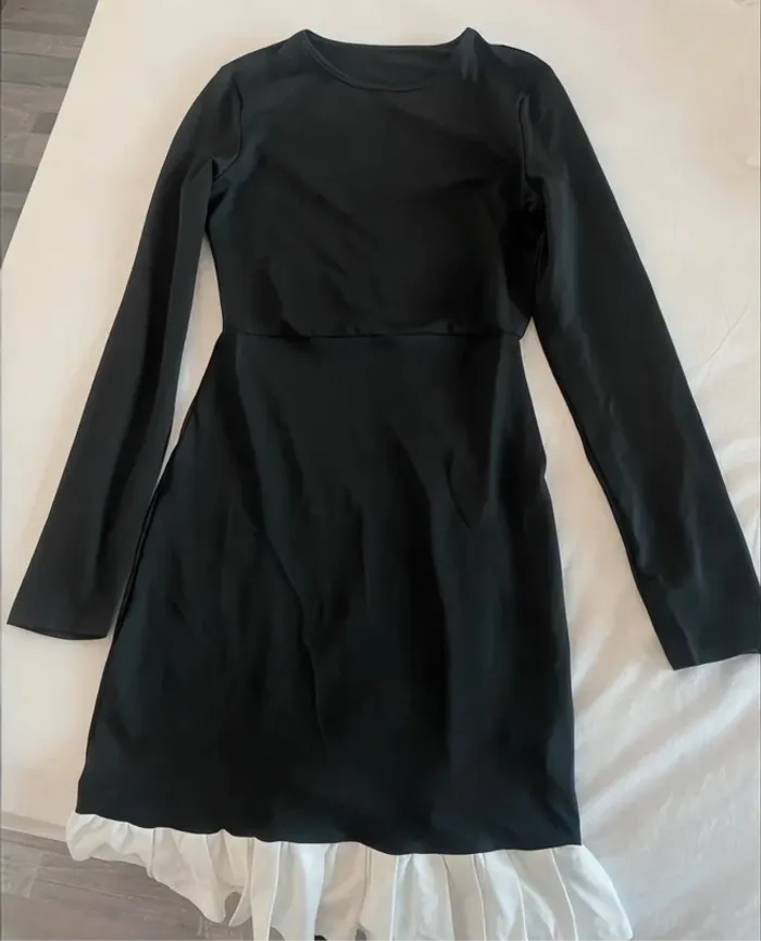 Robe noire à manches longues & jupe plissée blanche – Chic minimaliste & tendance Pinterest - photo numéro 4
